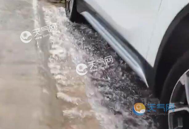 济南因降雨致部分道路积水交通管制 多个高速收费站限行两客一危